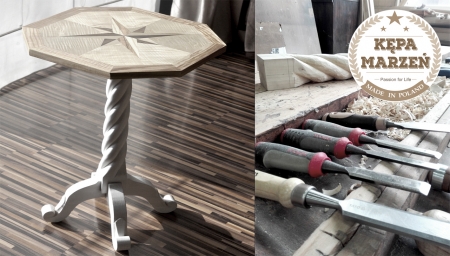 STOLIK Z INTARSJĄ I RZEŹBIONYMI NOGAMI