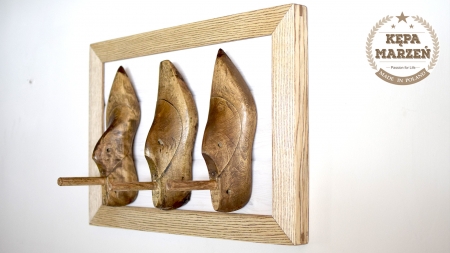 Nietypowy wieszak ze starych kopyt szewskich